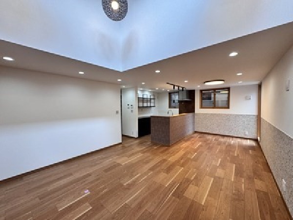 想像以上の質感が訪れる者の心を離さない。フローリング素材、窓の配置、どれをとってもワンランク上の仕上がり。