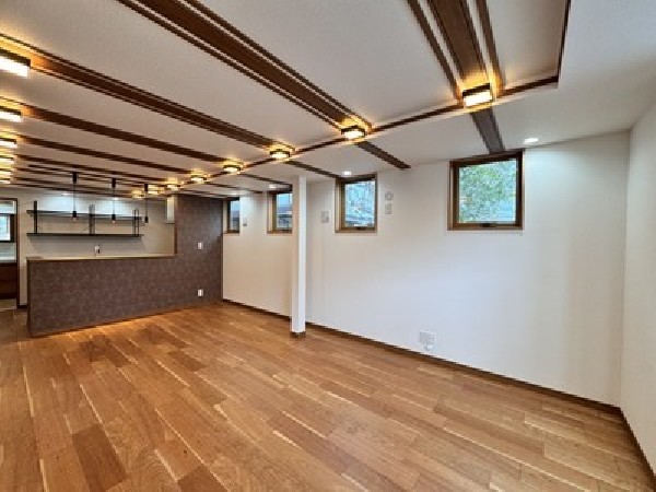 ソファを置いてゆったり寛げる広さのリビングは、ご家族の憩いの場にぴったり！ダイニングテーブルやソファー、ローテーブル等の家具もしっかりと配置できます。