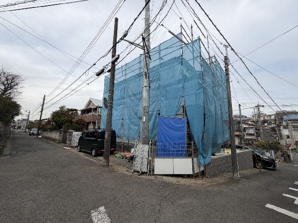 外観:日当たりが良く開放感のある角地です。 明るく快適な住まいが実現します！