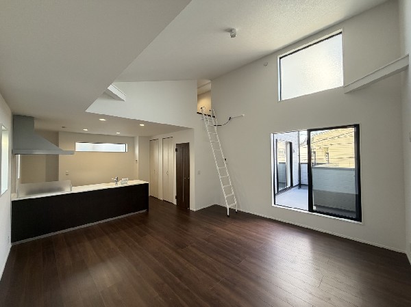 2階部分の窓から1階へと光を取り入れられる吹抜があり、明るく開放的な空間になっています。