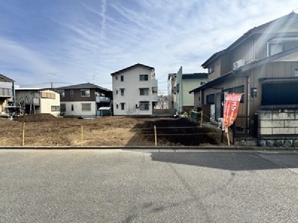 外観:閑静な車通りの少ない道路。お車の出し入れが苦手なママや小さなお子様にも安心ですね。