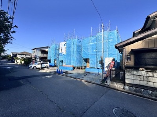 外観:閑静な車通りの少ない道路。お車の出し入れが苦手なママや小さなお子様にも安心ですね。