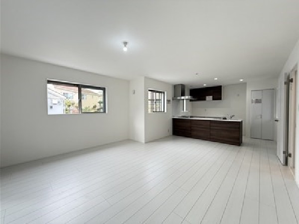 白いクロスとナチュラルな明るめのフローリングでコーディネートしました！どんな家具にも映える飽きのこない仕様です！