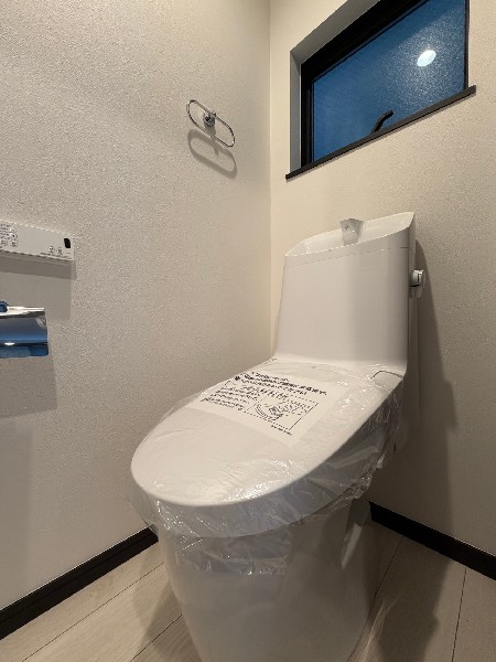 窓付きで換気しやすい配置を活かしたトイレは、写真だけでなく現地でも魅力が伝わる見どころです。  