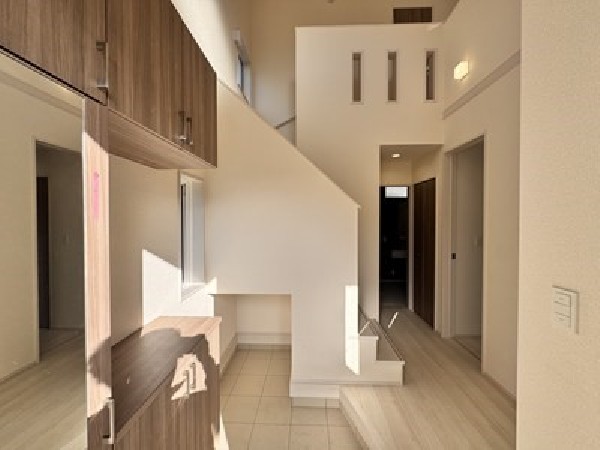 2階部分の窓から1階へと光を取り入れられる吹抜があり、明るく開放的な空間になっています。