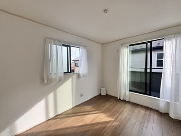 2面採光でお部屋の隅々まで明るい居室。おひさまの光を、爽やかな風をたっぷりと取り込めます。