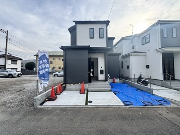 外観:閑静な車通りの少ない道路。お車の出し入れが苦手なママや小さなお子様にも安心ですね。