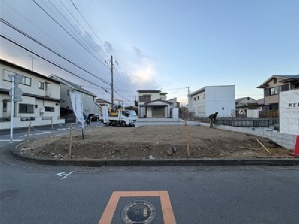 外観:日当たりが良く開放感のある角地です。 明るく快適な住まいが実現します！    