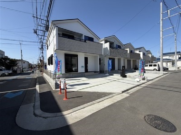 外観:日当たりが良く開放感のある角地です。 明るく快適な住まいが実現しました！