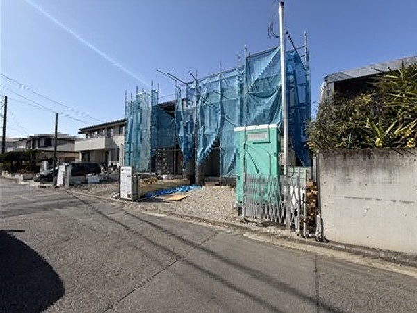 外観:閑静な車通りの少ない道路。お車の出し入れが苦手なママや小さなお子様にも安心ですね。