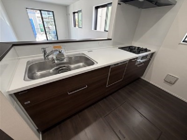 「浄水器・食洗機」を標準装備したキッチンはシックな色合いで飽きのこないデザインです。