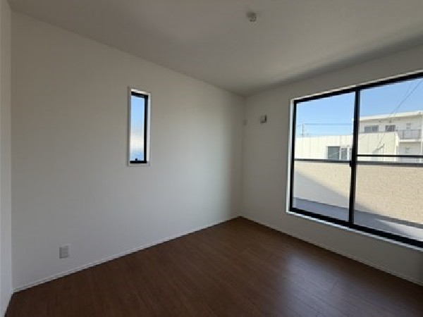 光が取り込みやすい2面採光の居室。