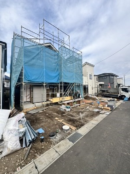 外観:閑静な車通りの少ない道路。お車の出し入れが苦手なママや小さなお子様にも安心ですね。