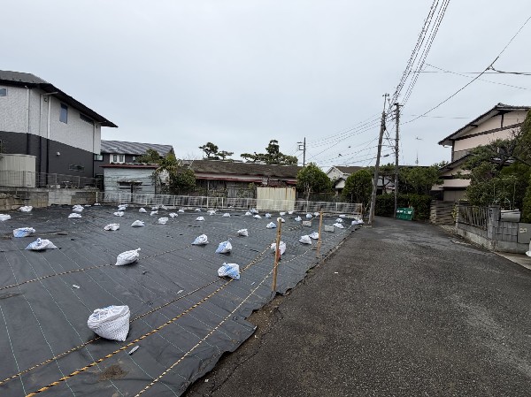 外観:閑静な車通りの少ない道路。お車の出し入れが苦手なママや小さなお子様にも安心ですね。