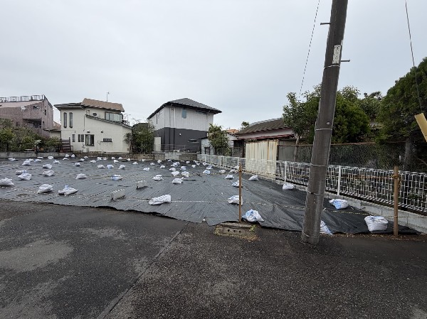 外観:閑静な車通りの少ない道路。お車の出し入れが苦手なママや小さなお子様にも安心ですね。