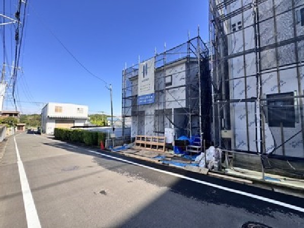 外観:広々とした前面道路。お車の出し入れが苦手なママや小さなお子様にも安心ですね。