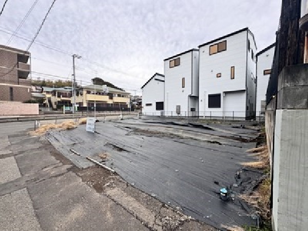 外観:日当たりが良く開放感のある角地です。 明るく快適な住まいが実現しました！