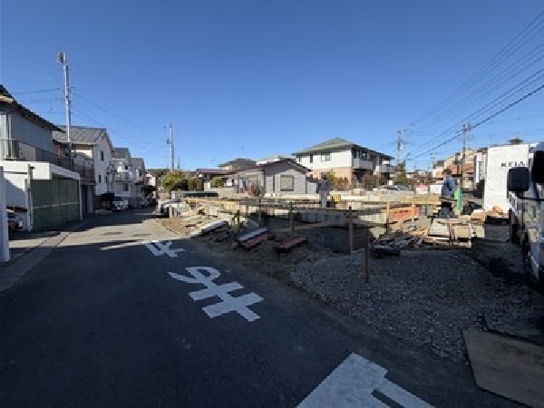 外観:日当たりが良く開放感のある角地です。 明るく快適な住まいが実現します！