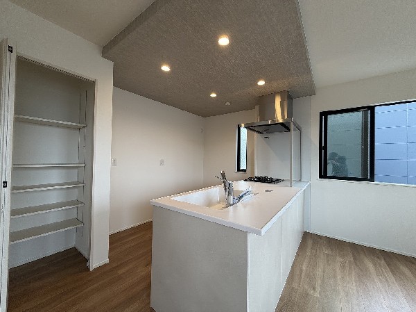 リビング収納を備えた住まいは、物が増えても生活空間を広く使えます。現地でも魅力を感じられます。  