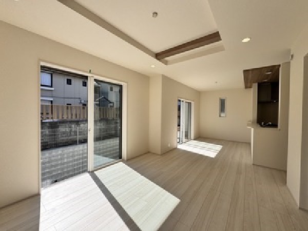 ご家族が集まるからこそＬＤＫは拘りたいですよね！日光をたっぷりと取りこめるリビングでゆったりと過ごしませんか？