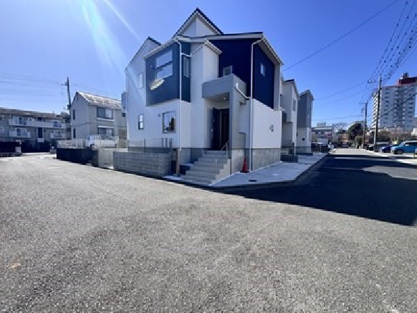 外観:日当たりが良く開放感のある角地です。 明るく快適な住まいが実現しました！