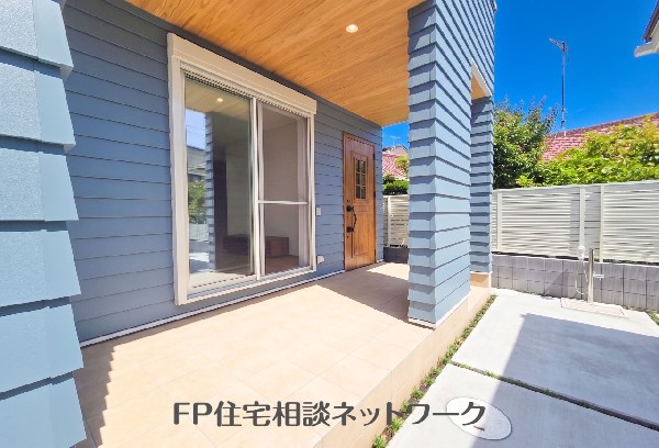 ガーデニングも楽しめる陽当たりの良いウッドデッキ。緑や可愛いお花を育てて、暮らしに彩りをプラス♪