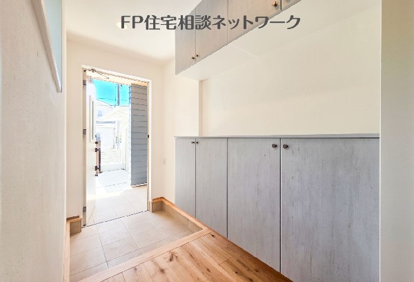 お家の顔となる明るく開放的な玄関スペース！毎日家族を「おかえり」と優しく迎えてくれる空間です♪