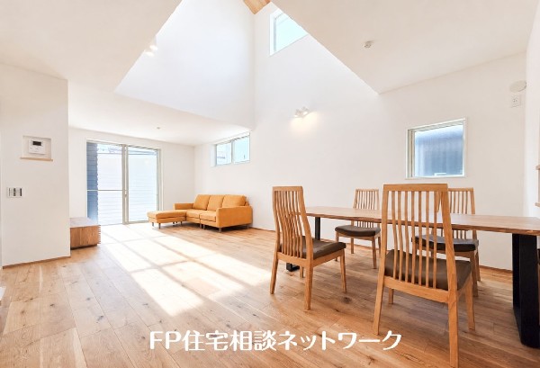 明るいLDKです♪（本画像はAI加工済みであり、現地に家具等はなく価格にも含まれていません）
