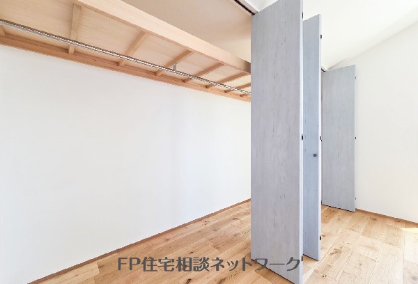 収納力が豊富な大型クローゼット。普段着やスーツはもちろん、コート類などもしっかり掛けられます。