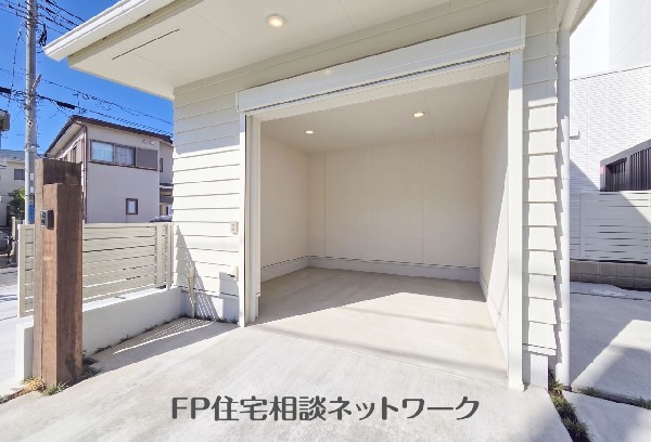 外観:バイクガレージがある住まいは、暮らしやすさと見た目の良さを両立します。現地でも魅力を感じられます。