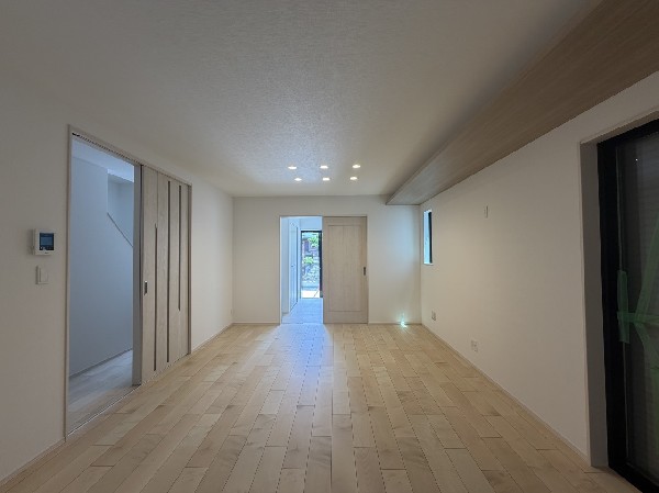これだけ広ければ、大きめのソファやダイニングテーブルも余裕で配置できちゃいますね！夢が広がる♪  