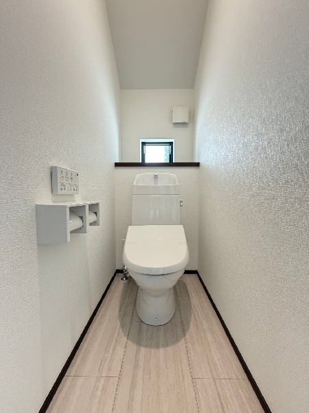 小さな窓がついているので換気もバッチリ！明るい光が差し込み、いつでも爽やかな空気をキープ  