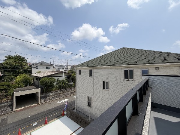 開放的なバルコニーは太陽の温かな温もりをめいっぱい受け止めてくれます。  