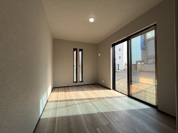 ２面採光の明るい居室は、どんな家具も合わせやすいですね。
