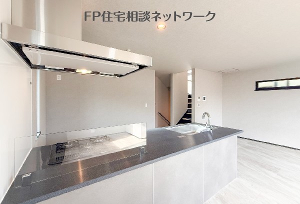 大きな換気扇は、どんなお料理もにおいが籠らないから、安心してお料理ができますね。