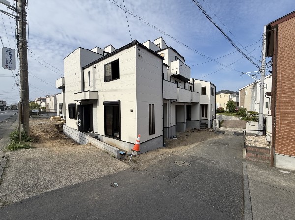 外観:角地の為、ふたつの方角から陽光が舞い込み開放感のある立地です。