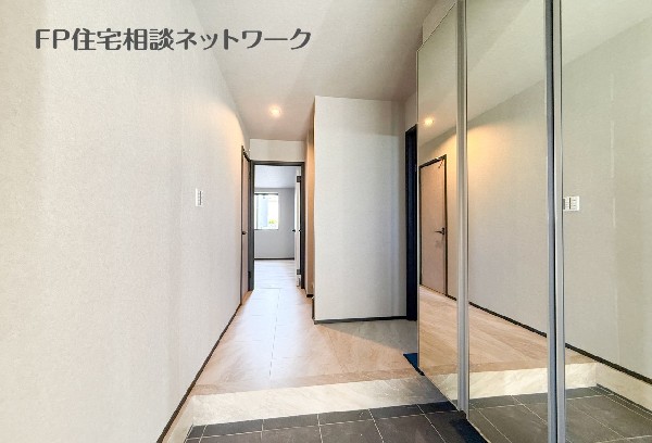 たっぷり収納の下駄箱と広々玄関で、家族のお出かけをスムーズに！