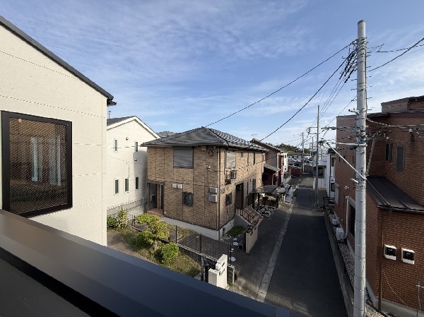 ベランダから見える眺望。前面道路は、車の騒音や振動が少なく静かな住環境です。