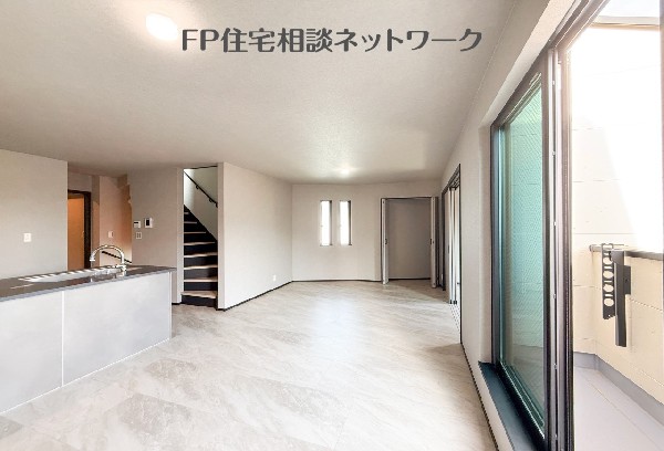 ゆったりとした17.7帖のLDK。バルコニーから日差しが降り、明るい空間に。