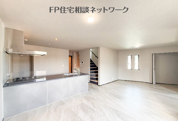 大切なご家族が集まるＬＤＫはこだわりたいですね！休日はおひさまの光をたっぷりと取りこめるリビングでゆったりと過ごしませんか？  
