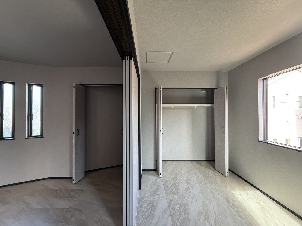 リビングの隣にある居室は、家族の目が届くので、小さいお子様の遊び部屋にピッタリ！