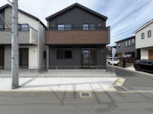 外観:日当たりが良く開放感のある角地です。 明るく快適な住まいが実現しました！