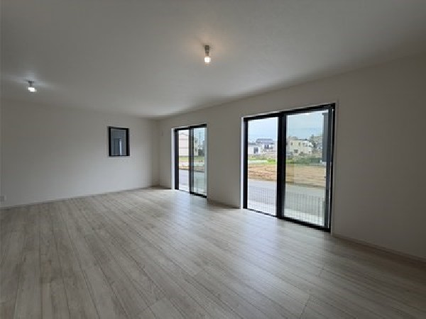 白いクロスとナチュラルな明るめのフローリングでコーディネートしました！どんな家具にも映える飽きのこない仕様です！