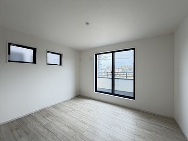 光が取り込みやすい2面採光の居室。