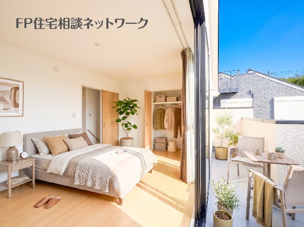 青空が広く近く感じる開放的なバルコニー！※画像はAI加工のため家具・植栽等は価格に含みません。