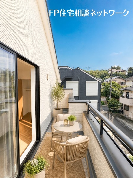 多用途に使える広々とした大型バルコニー！※画像はAI加工のため現地に家具等はなく価格に含みません。