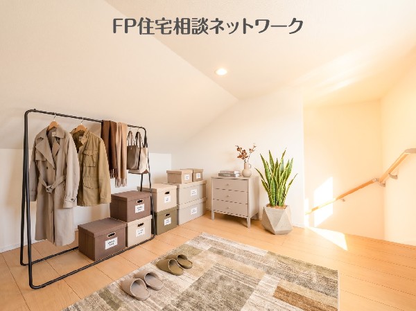 勾配天井の小屋裏収納に季節用品もスッキリ！※画像はAI加工のため現地に家具等はなく価格に含みません。
