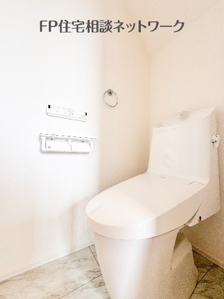 一般的なタンク式のトイレと比べると、圧迫感のない、すっきりとしたデザインとなります。