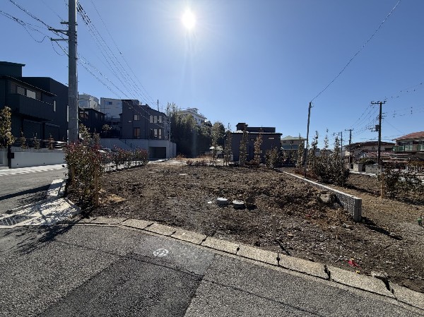 外観:日当たりが良く開放感のある角地です。 明るく快適な住まいが実現します！