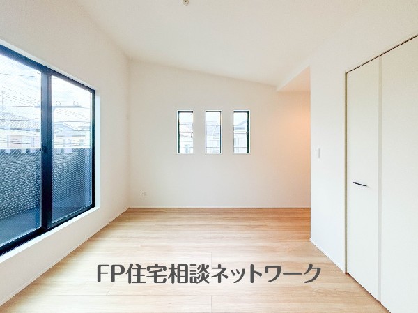 居室の明るさと広がりが、毎日の暮らしに開放感を添えます。現地でも魅力を感じられます。